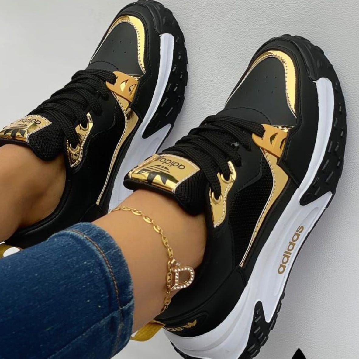 Tenis dama Negro-Dorado